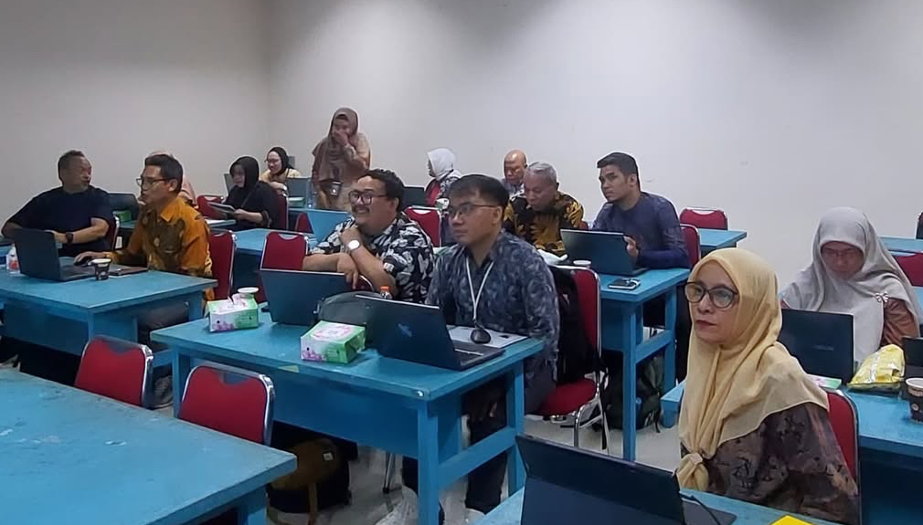 Peserta workshop menyimak dengan antusias